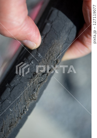 自転車のタイヤが毛羽立ちパンク 自転車のタイヤが毛羽立ちパンク 127119077