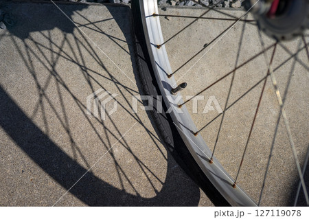 自転車のタイヤがパンク 127119078