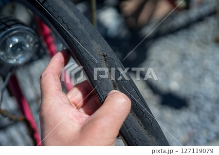 自転車のタイヤがパンク 自転車のタイヤがパンク 127119079
