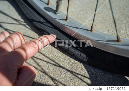 自転車のタイヤがパンク 127119081