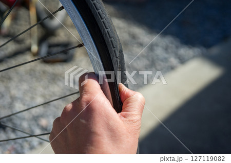 自転車のタイヤがパンク 127119082