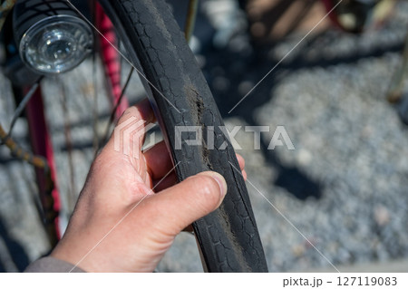 自転車のタイヤが毛羽立ちパンク 127119083