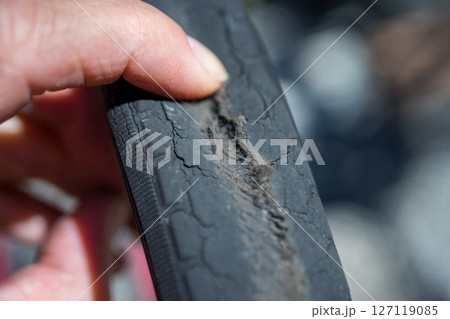 自転車のタイヤが毛羽立ちパンク 127119085