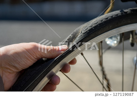 自転車のタイヤがパンク 自転車のタイヤがパンク 127119087