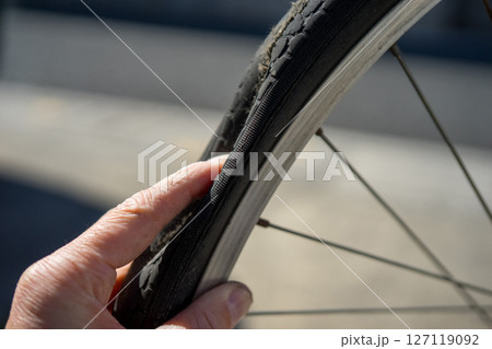 自転車のタイヤがパンク 127119092