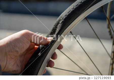 自転車のタイヤがパンク 127119093