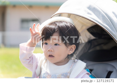 帽子を嫌がっている子供 帽子を嫌がっている子供 127119171