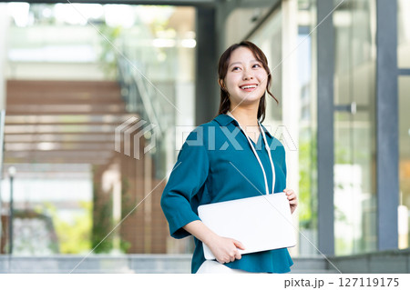 オフィスで働く若いエンジニアの女性 撮影協力:スカパー東京メディアセンター オフィスで働く若いエンジニアの女性 撮影協力:スカパー東京メディアセンター 127119175