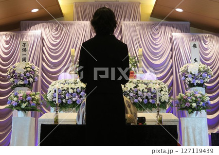 お焼香をする遺族 お焼香をする遺族 127119439