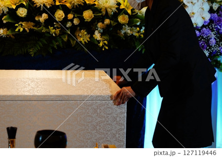告別式の準備をするセレモニーレディー 告別式の準備をするセレモニーレディー 127119446