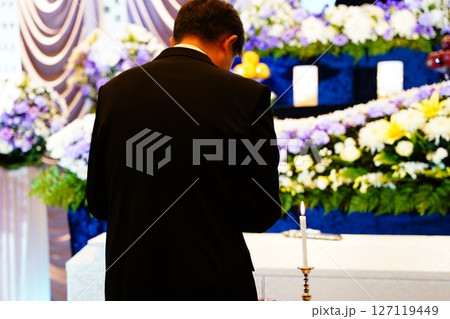 線香を手向ける遺族 127119449