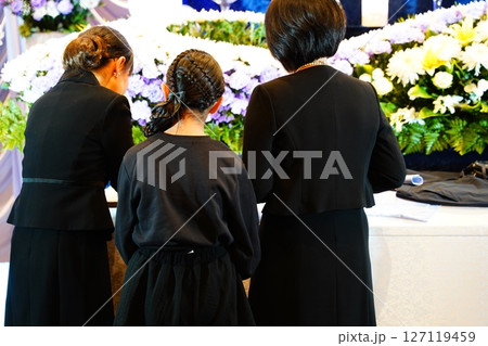 故人と対面する遺族 故人と対面する遺族 127119459