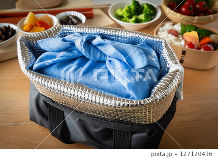 保冷バッグに入れたお弁当箱　弁当作り　食中毒予防 127120416