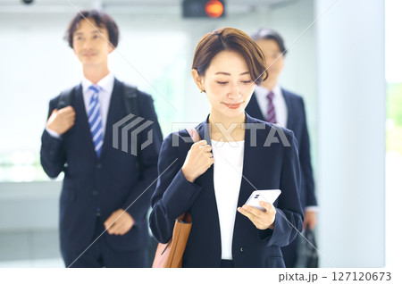 通勤するビジネスウーマン 127120673