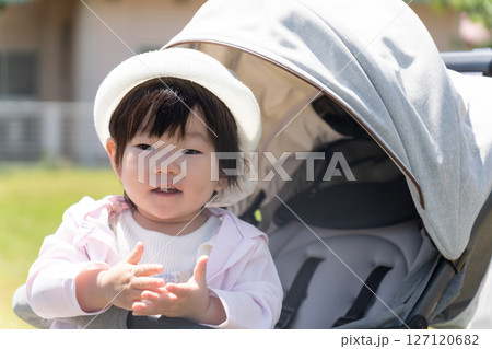 ベビーカーに乗ってお散歩している子供 ベビーカーに乗ってお散歩している子供 127120682