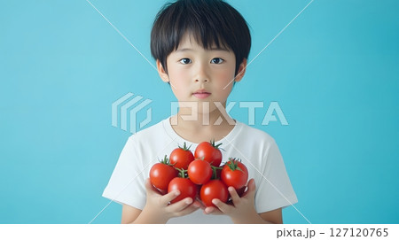 トマトを持った男の子 127120765