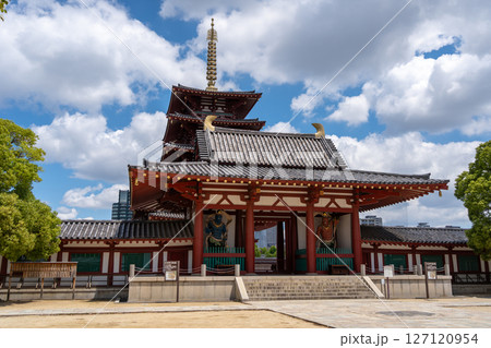 Main gate and pagoda of Shitenno-ji Temple in Osaka, Japan 127120954