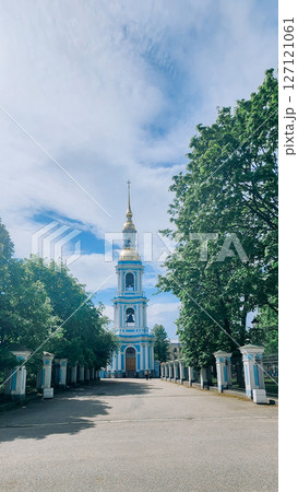 Panoramic view of St. Nicholas Naval Cathedral with high bell tower. Nikolo-Bogoyavlenskiy Morskoy Sobor built in 1762 in Saint Petersburg, Russia 127121061