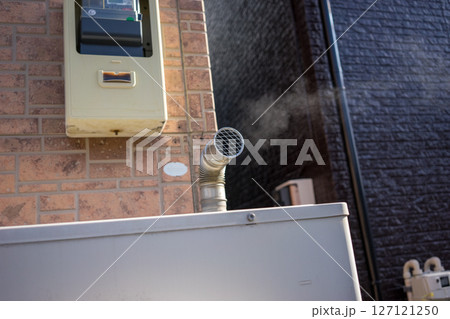 ガスヒートポンプの室外機から出る湯気 127121250