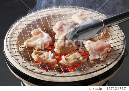 炭火で焼く鶏ハラミの焼肉イメージ 炭火で焼く鶏ハラミの焼肉イメージ 127121787