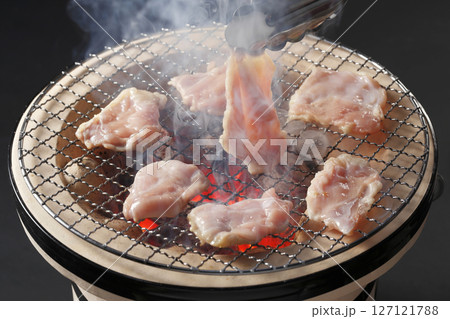 炭火で焼く鶏ハラミの焼肉イメージ 127121788