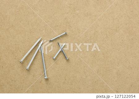 MDFボードに置いた釘 127122054