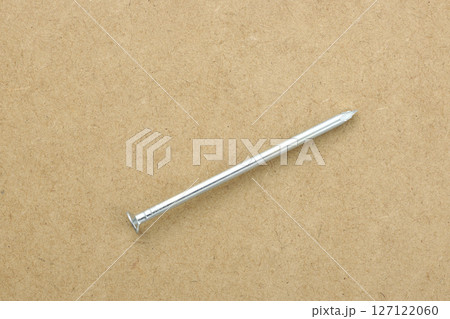 MDFボードに置いた釘 127122060