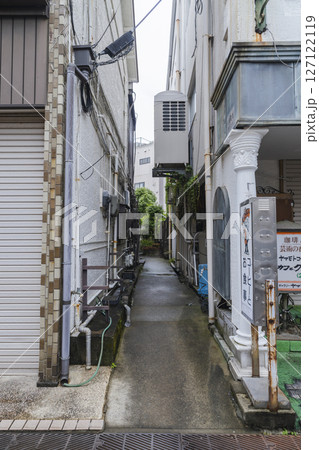 伊東　住宅街の裏路地　曇天 127122119