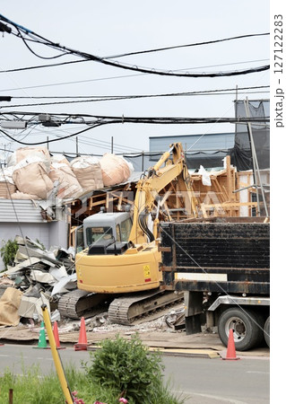 住宅街で作業中の木造住宅の解体工事現場 127122283