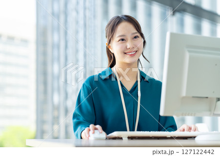 オフィスで働く若いエンジニア　撮影協力:スカパー東京メディアセンター 127122442