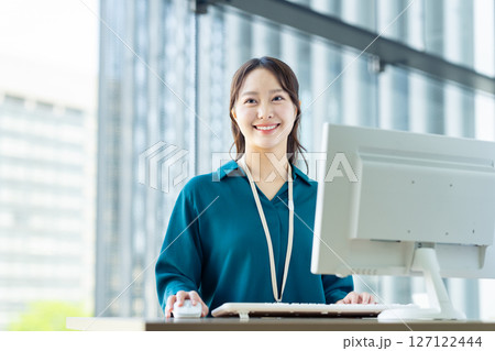 オフィスで働く若いエンジニア 撮影協力:スカパー東京メディアセンター オフィスで働く若いエンジニア 撮影協力:スカパー東京メディアセンター 127122444