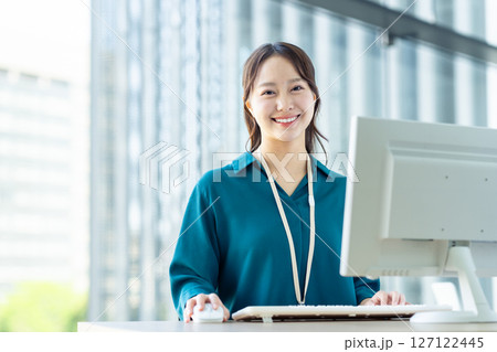 オフィスで働く若いエンジニア　撮影協力:スカパー東京メディアセンター 127122445