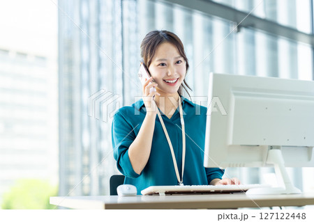 オフィスで働く若いエンジニア　撮影協力:スカパー東京メディアセンター 127122448