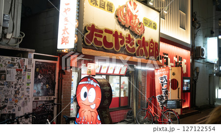 the takoyaki store is opened in Nakasu, full of night club and restaurant which run overnight. Nakasu area is Fukuoka' 127122554