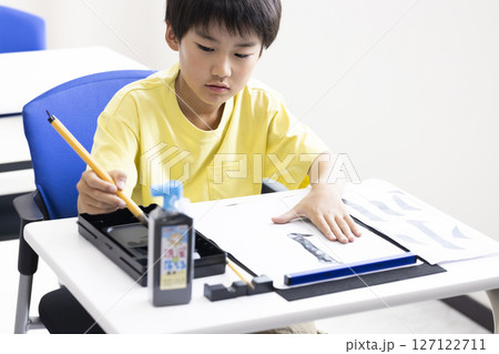 お習字をする小学生 127122711
