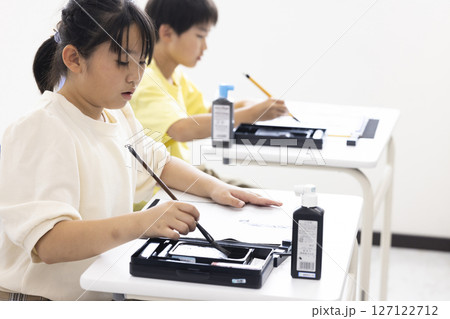 習字をする小学生 127122712