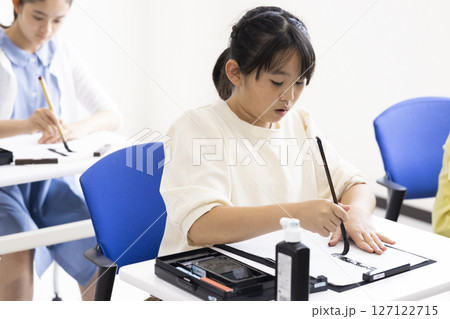 習字をする小学生 127122715