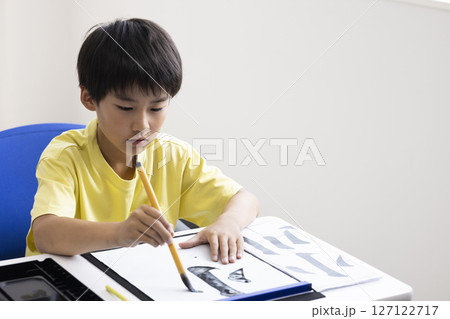 お習字をする小学生 お習字をする小学生 127122717