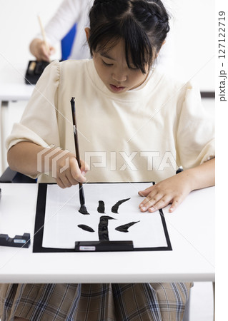 習字をする小学生 習字をする小学生 127122719