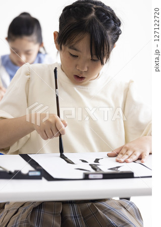 習字をする小学生 習字をする小学生 127122720