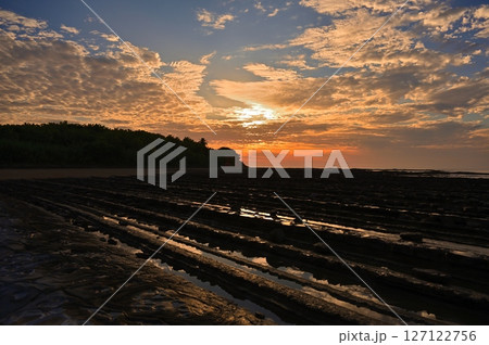 青島の朝焼け 127122756