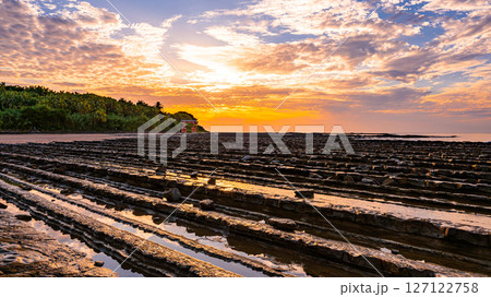 青島の朝焼け 127122758