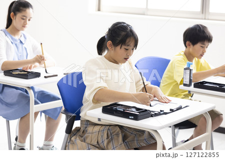 習字をする小学生 習字をする小学生 127122855