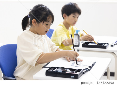 習字をする小学生 習字をする小学生 127122858