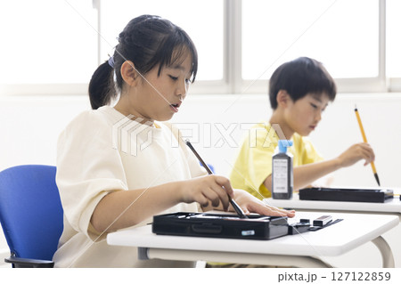 習字をする小学生 習字をする小学生 127122859