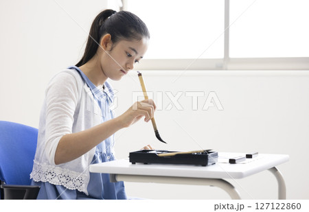 書道をする女性 127122860