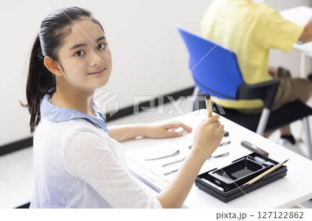 習字をする小学生 習字をする小学生 127122862