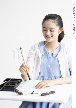 書道をする女性 127122864