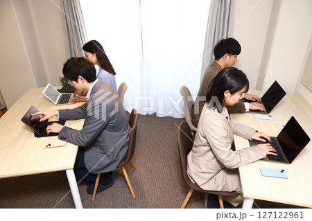 オフィスの様子 127122961