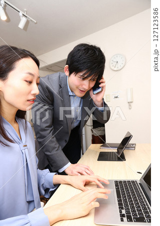 打ち合わする会社員 打ち合わする会社員 127123586